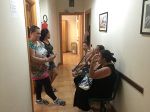 Ragazze madri nel corridoio del SUAP