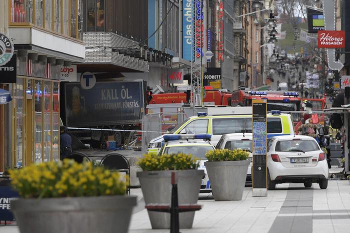 epa05894623 Swedish police and emergency services gather at the site where a truck reportedly crashed into a department store in central Stockholm, Sweden, 07 April 2017. A truck has driven into a department store on Drottninggatan street (Queen Street) in central Stockholm, media reported quoting local police. According to initial reports, at least three people were killed and others were injured in the incident, media added.  EPA/ANDERS WIKLUND  SWEDEN OUT